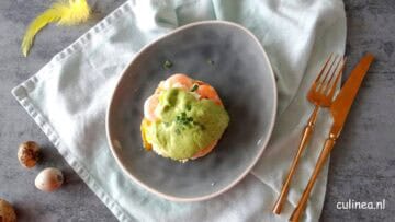 Eggs Benedict met garnalen en avocadosaus