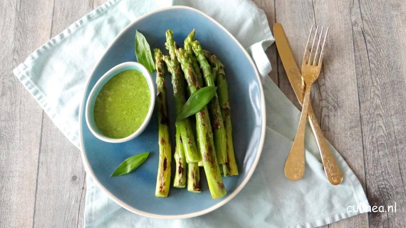 Gegrilde groene asperges met daslooksaus