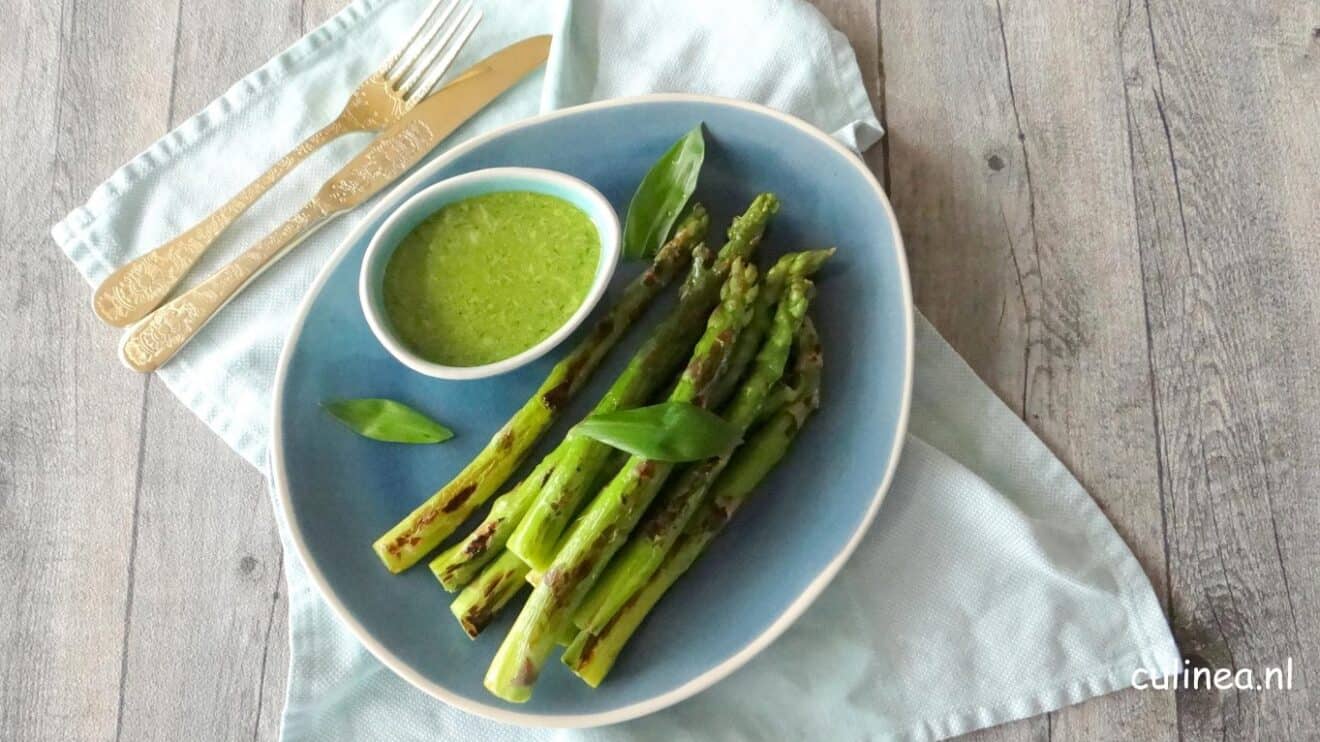 Gegrilde groene asperges met daslooksaus