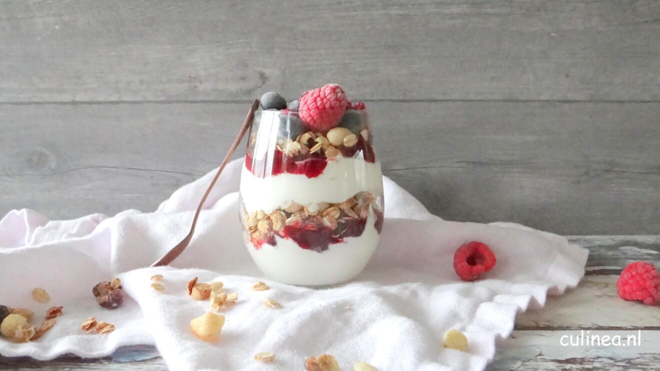 Yoghurt parfait met granola en fruit