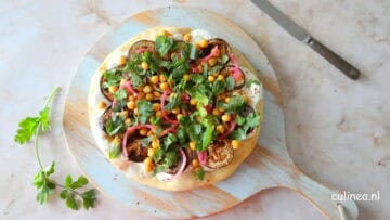 Pizza met feta, aubergine en kikkererwten