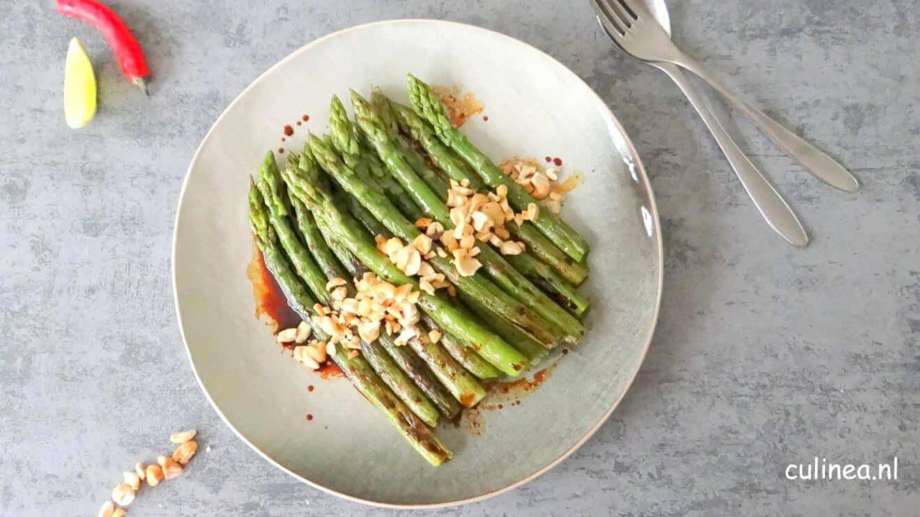 Aziatische gegrilde groene asperges