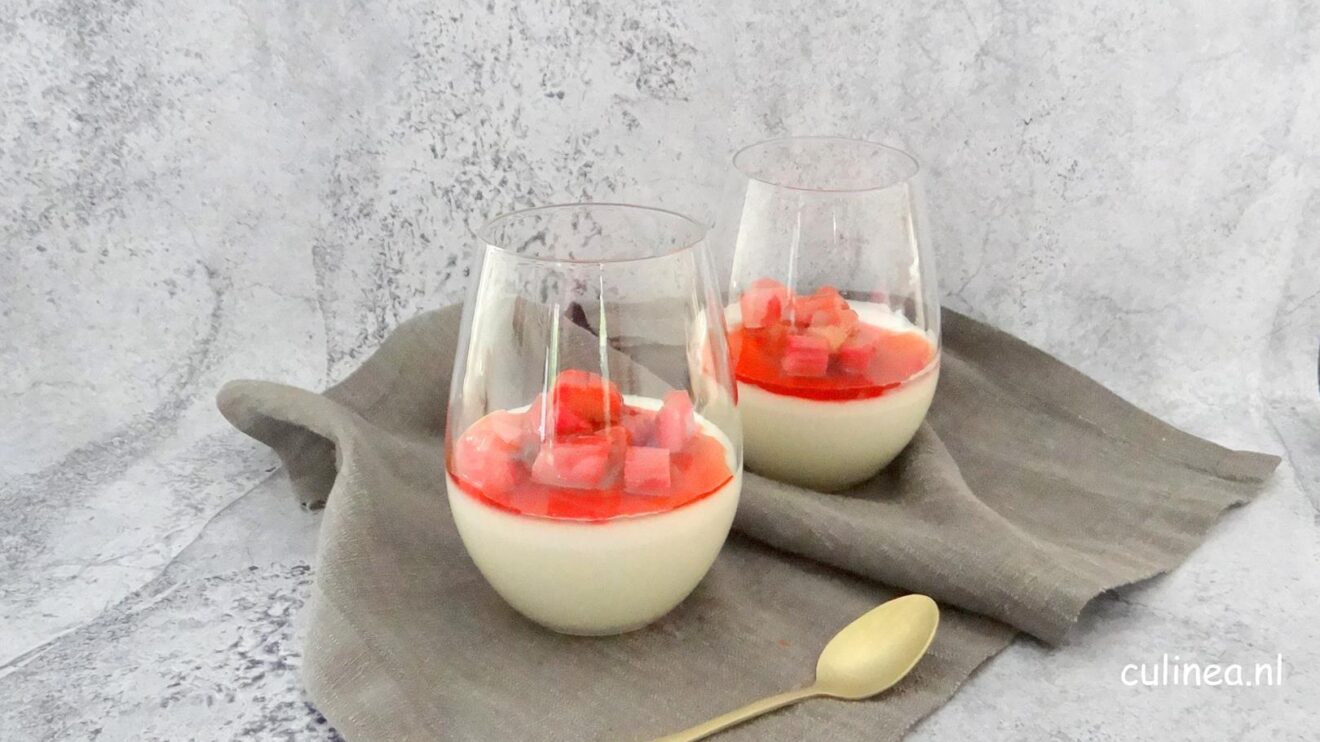 Kokosmelk Panna Cotta met rabarber