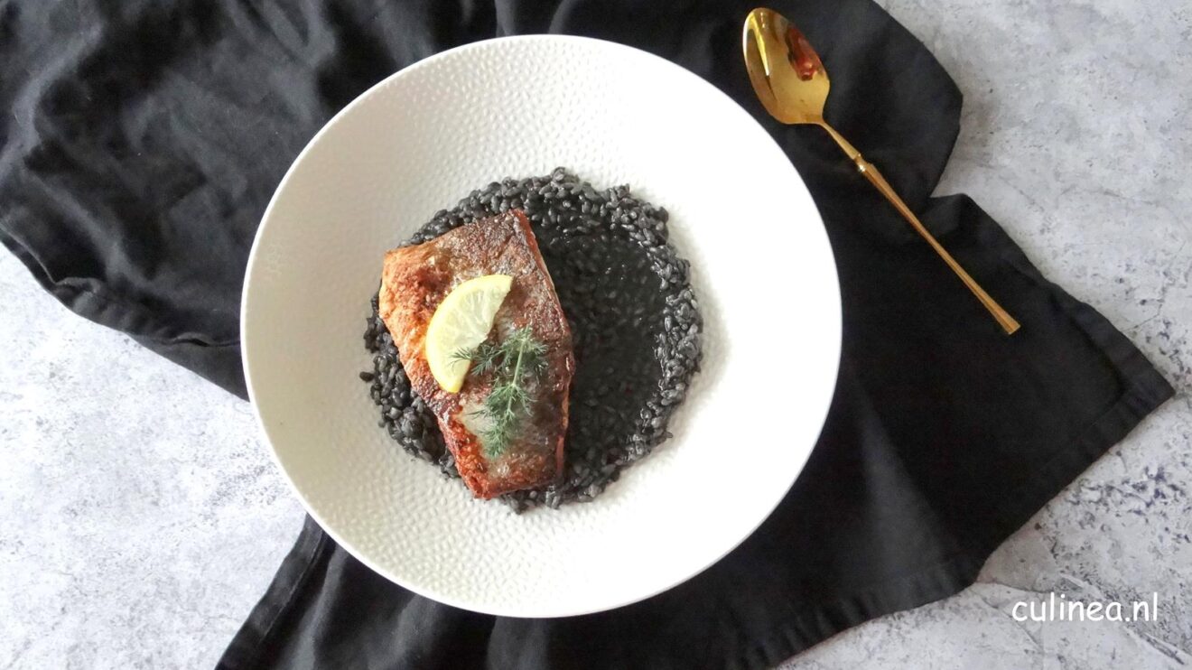 Zwarte risotto met zeebaarsfilet