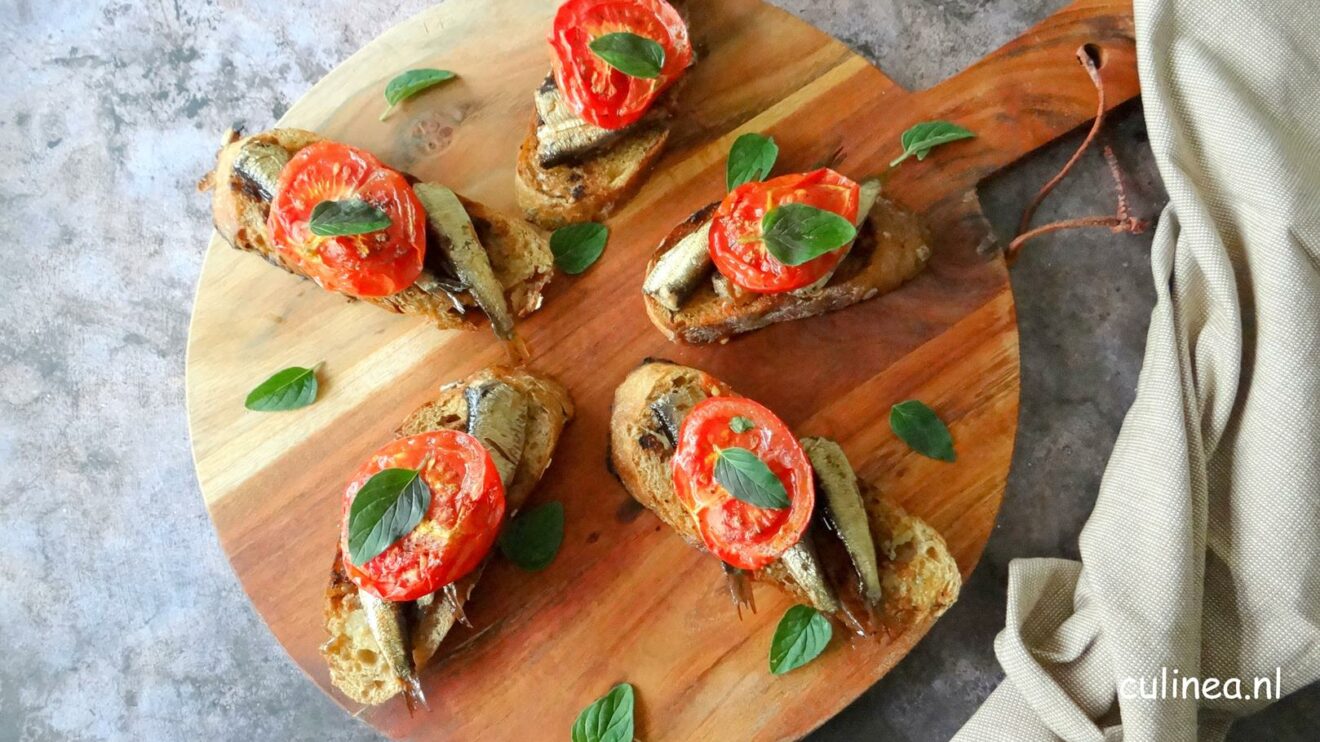 Crostini met sardines en tomaat