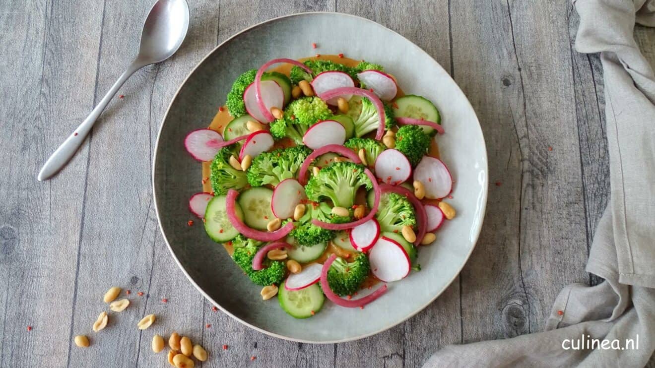 Broccoli salade met pindadressing