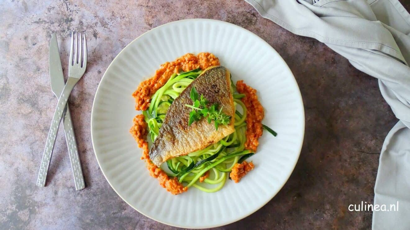 Dorade met courgetti en Romesco saus