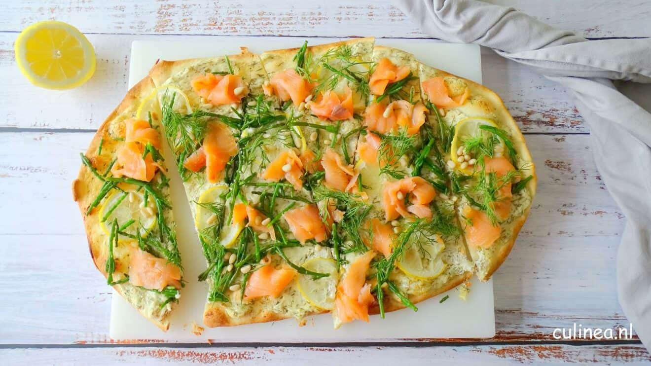 Flammkuchen met zalm, citroen en zeekraal