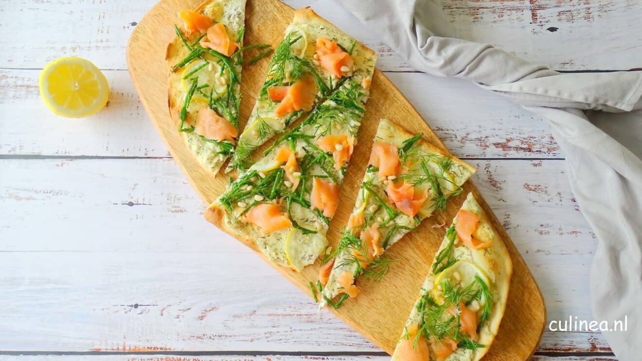 Flammkuchen met zalm, citroen en zeekraal