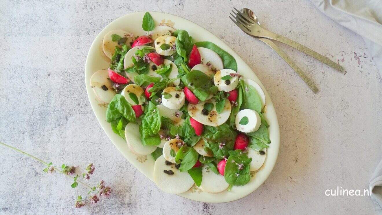 Meiknolsalade met geitenkaas en zwarte knoflookdressing