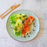 Little gem salade met zalmforel en tahinsaus