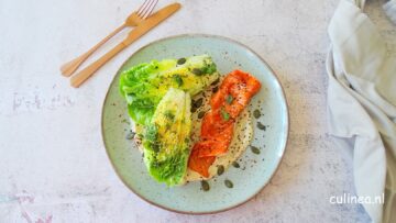 Little gem salade met zalmforel en tahinsaus