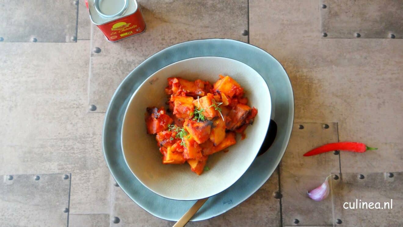 Patatas Bravas is een Spaans aardappel tapasgerecht met een pittige tomatensaus.