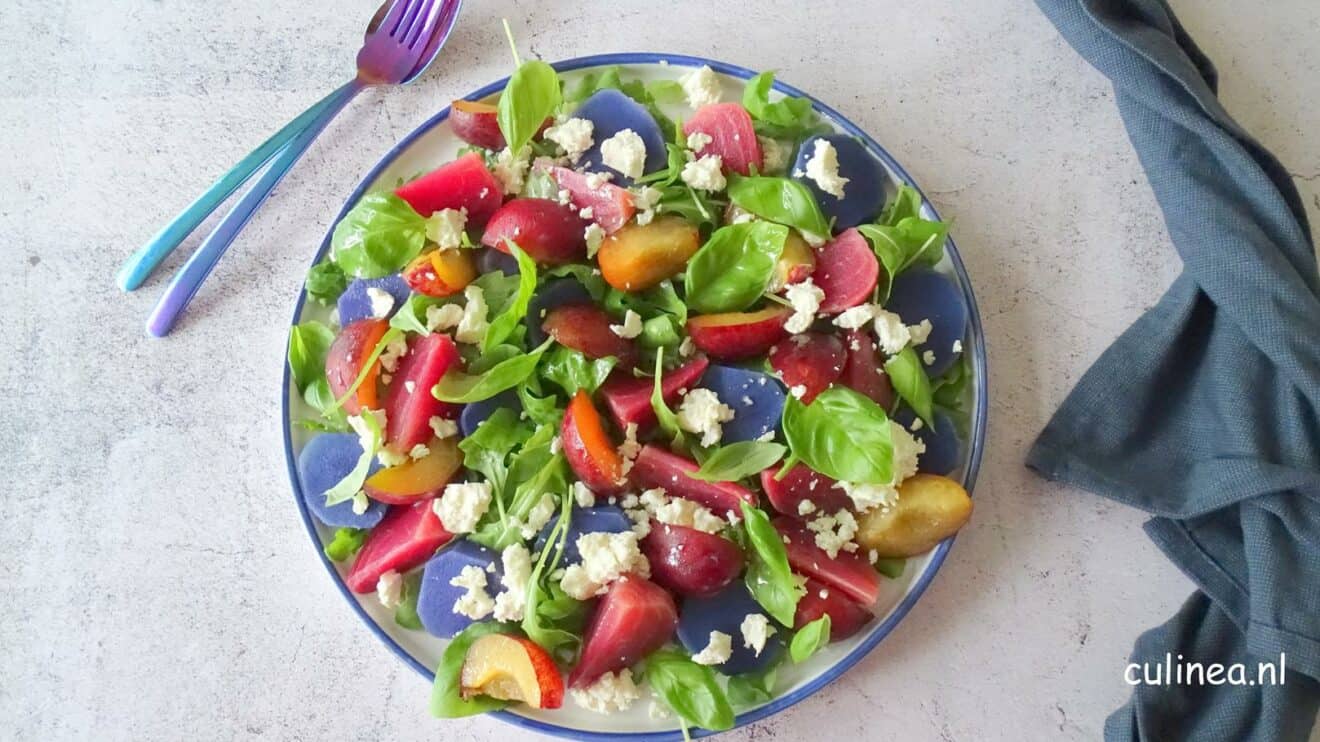 Salade met bietjes, truffelaardappelen en pruimen