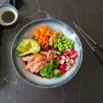 Sushi bowl met warm gerookte zalm
