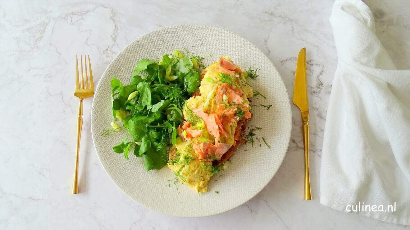 Toast met scrambled eggs en zalmforel