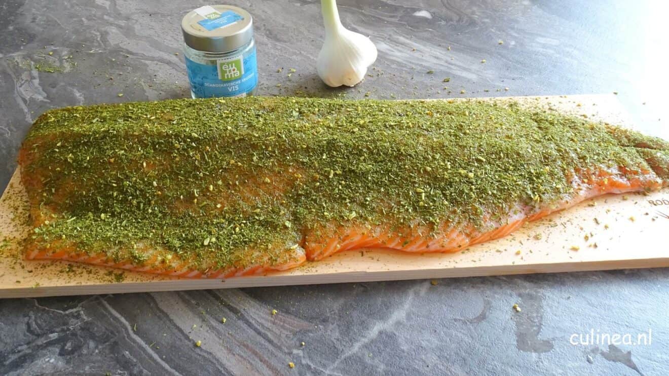 Zalm op cedarhouten plank