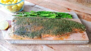 Zalm op cedarhouten plank