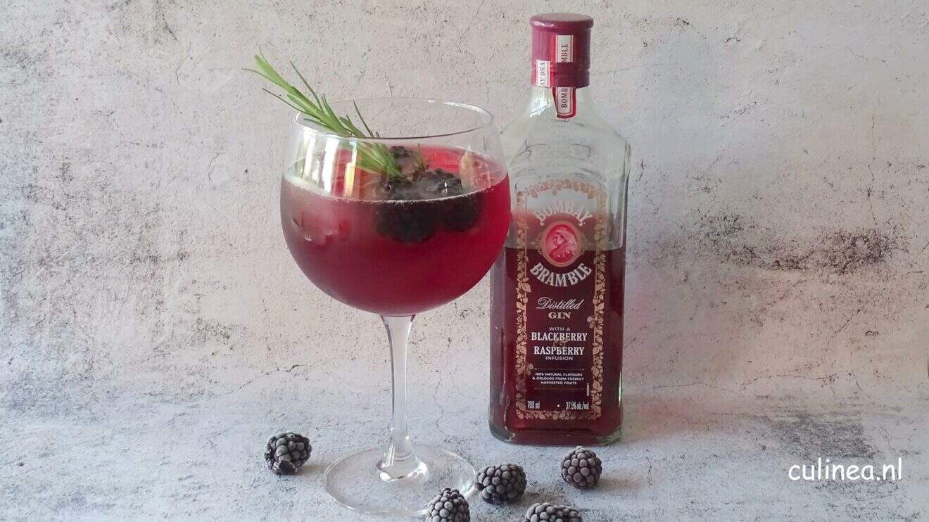 Hibiscus bramen gin cocktail