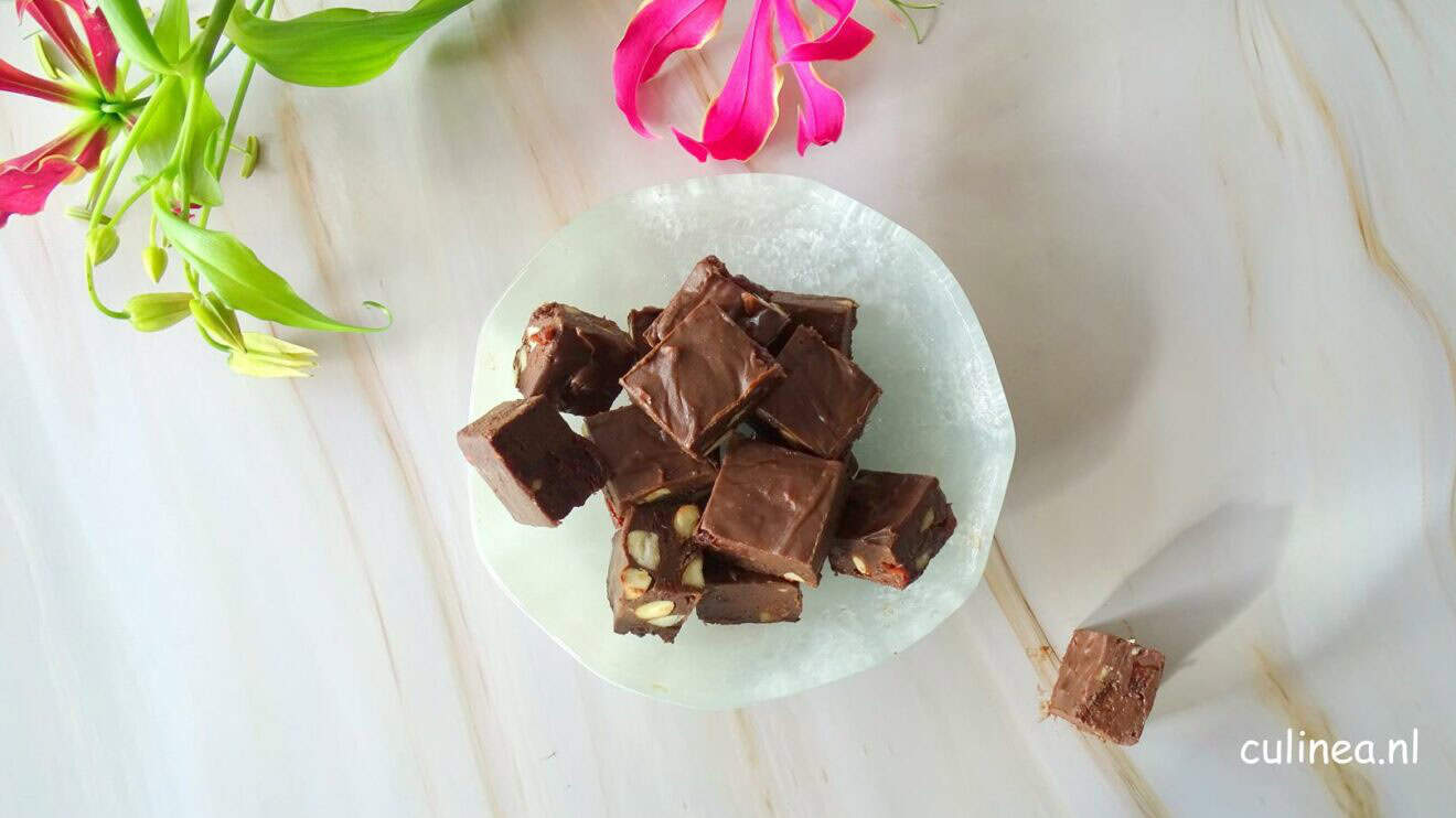 Chocolade fudge met kersen en amandelen