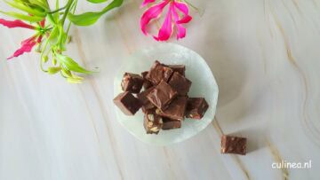 Chocolade fudge met kersen en amandelen