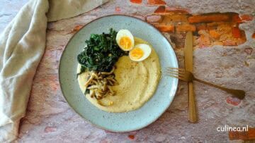 Palmkool en paddenstoeltjes met hummus