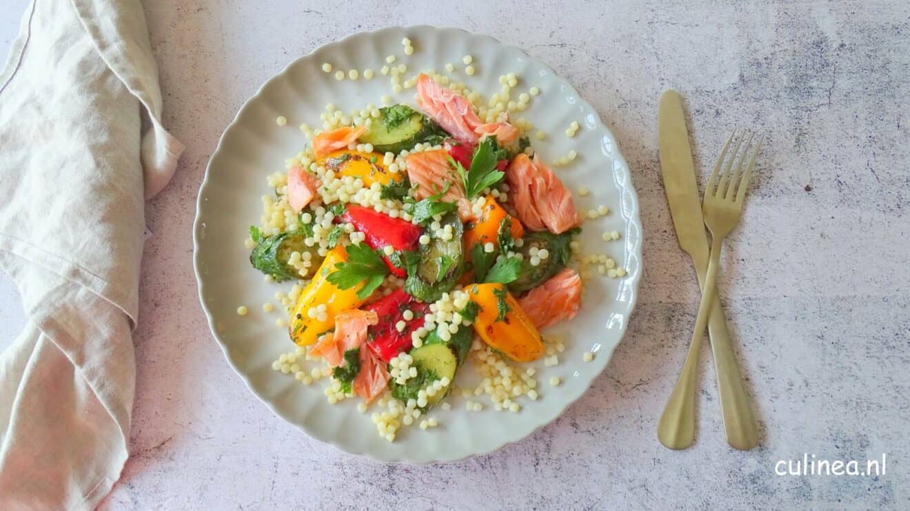 Parelcouscous met gegrilde paprika’s en zalm