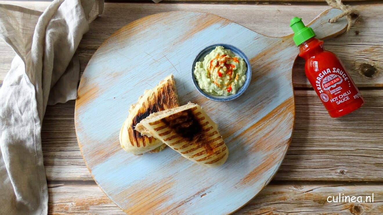 Tuna melt panini met avocadodip