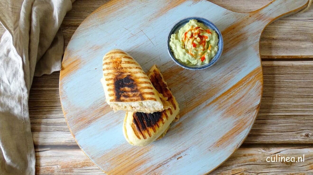 Tuna melt panini met avocadodip