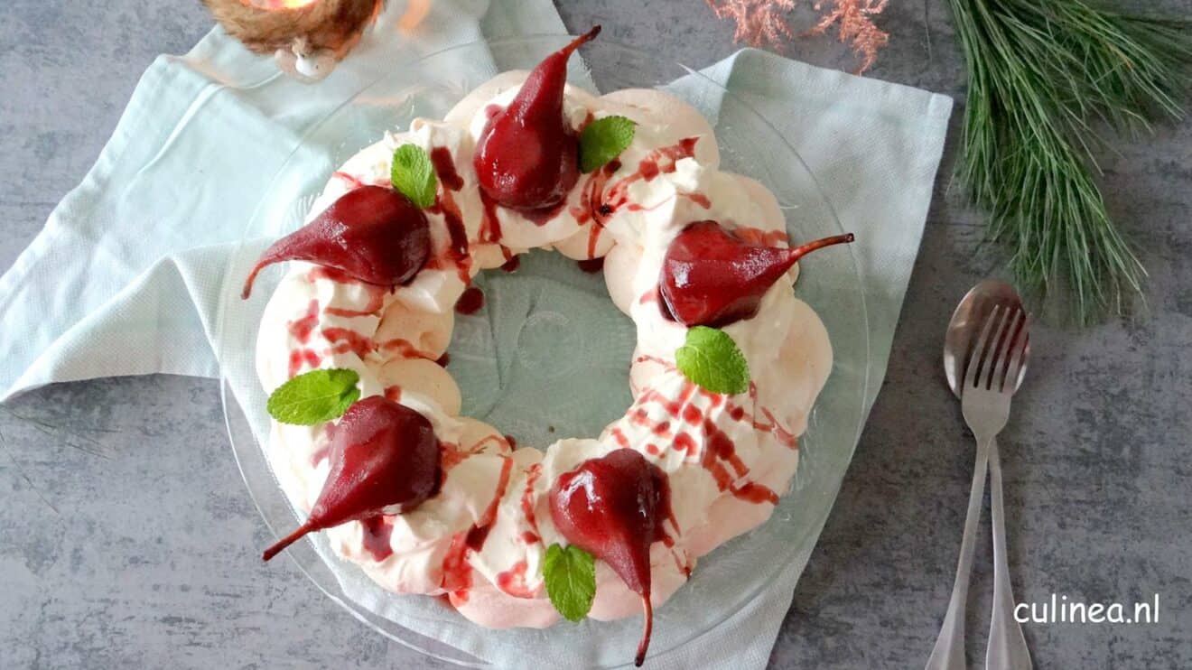 Pavlova krans met stoofpeertjes