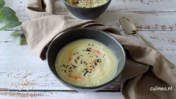 Bloemkoolsoep met tahini en sesam