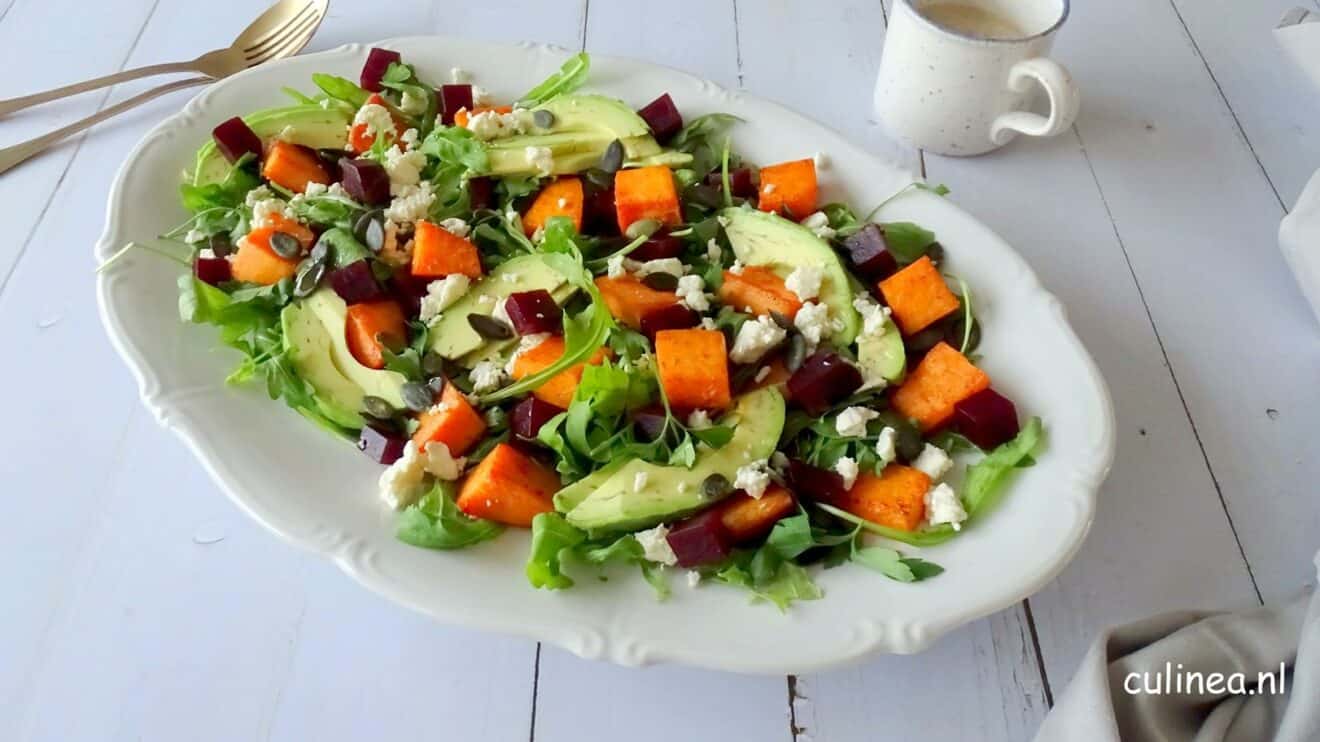 Zoete aardappelsalade met rucola en avocado