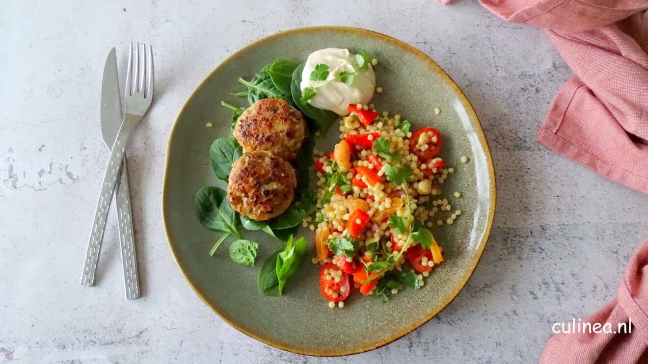 Kipgehaktburgertjes met baharat en parelcouscous