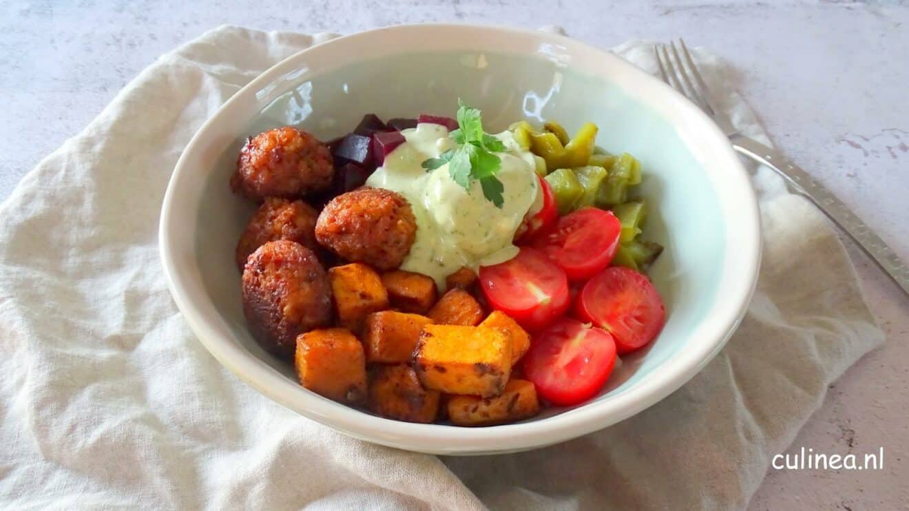 Falafel bowl met parelcouscous en tahinsaus