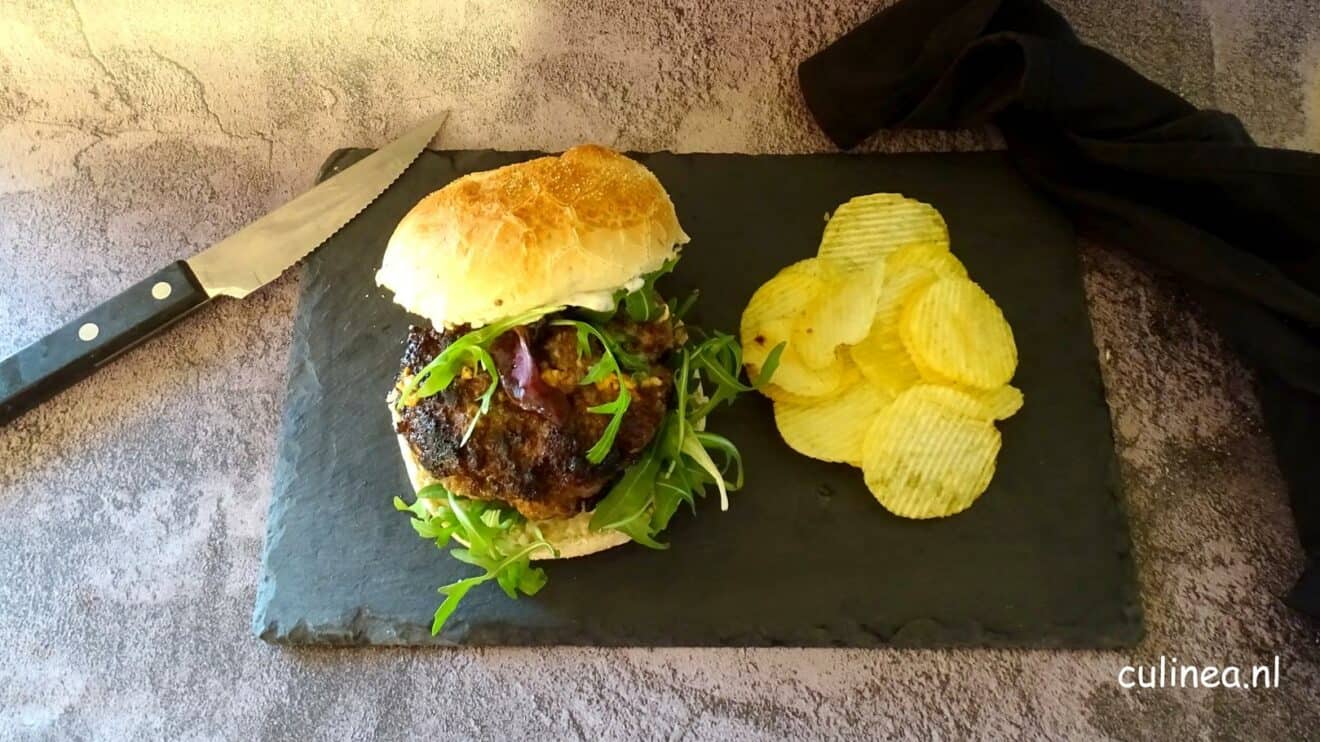 Hamburger met zwarte knoflook en feta