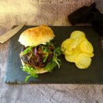 Hamburger met zwarte knoflook en feta