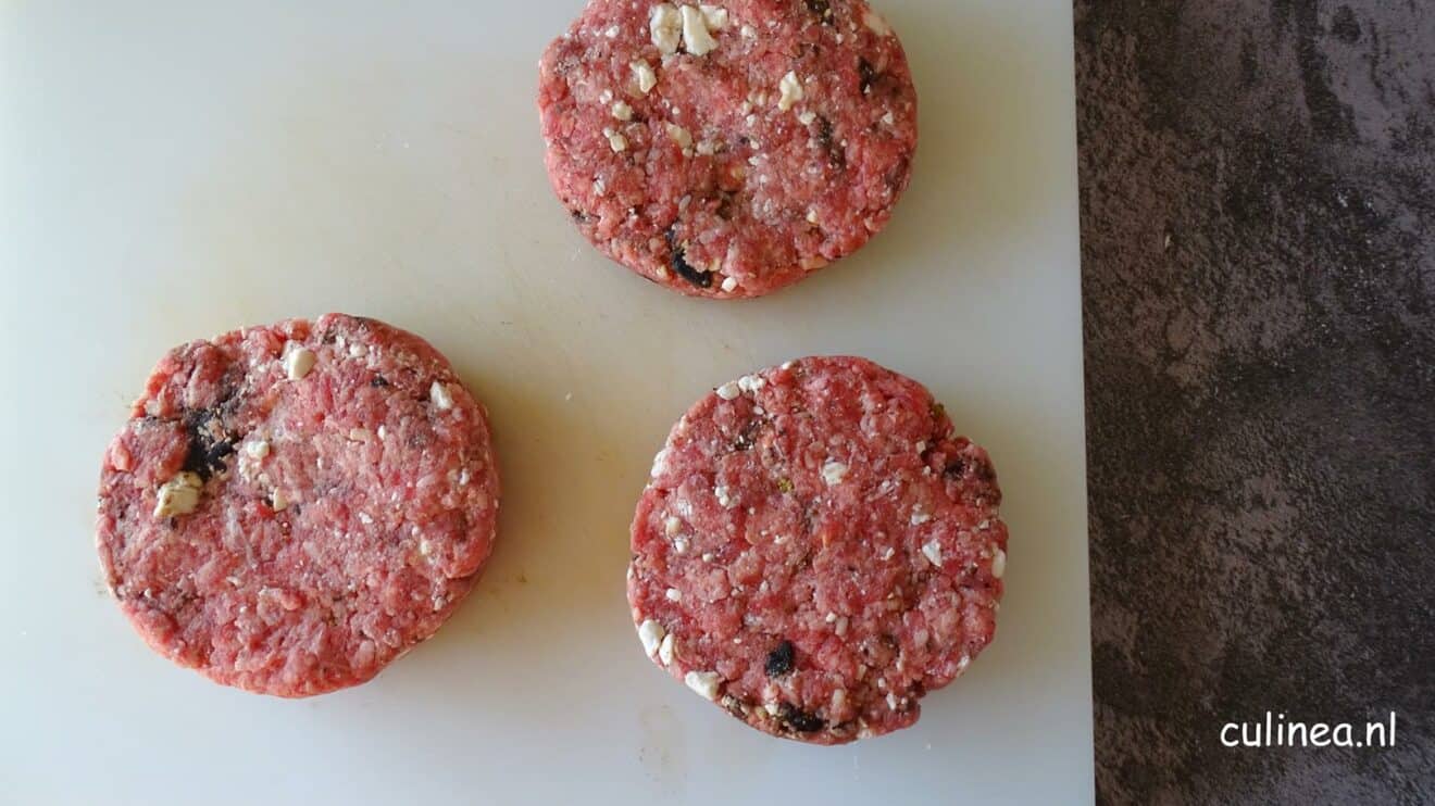 Hamburger met zwarte knoflook en feta