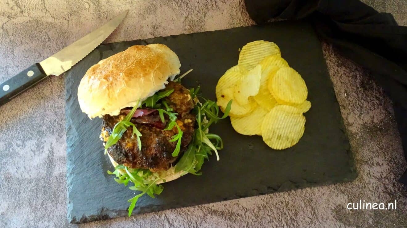 Hamburger met zwarte knoflook en feta