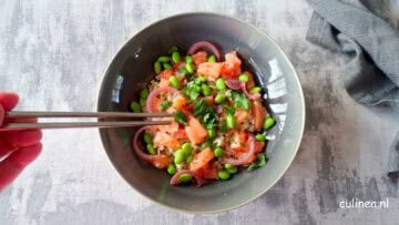 Sushi bowl met bloemkoolrijst, zalm en miso