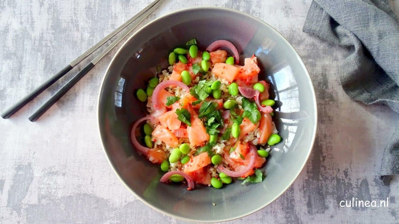 Sushi bowl met bloemkoolrijst, zalm en miso