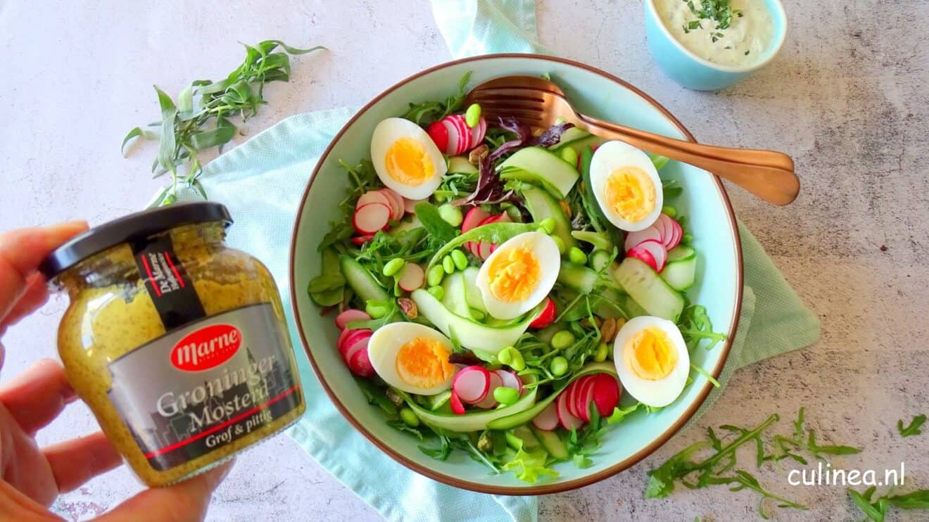 Groene salade met ei en dragondressing