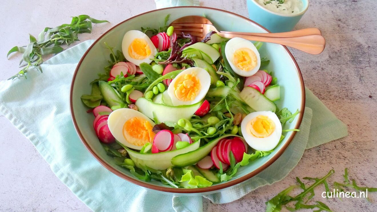 Groene salade met ei en dragondressing
