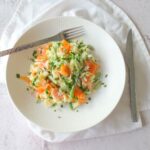 Orzo salade met gerookte zalm en aspergetips