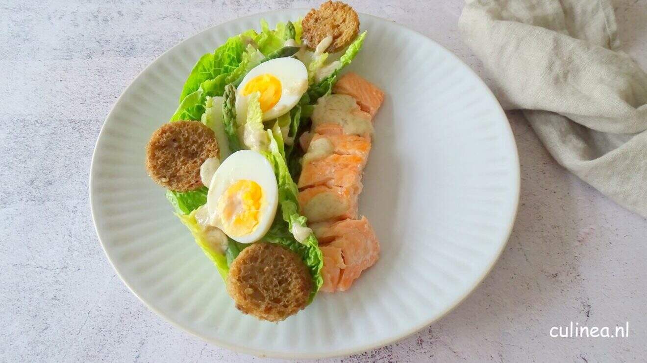 Caesar salade met gegrilde zalm