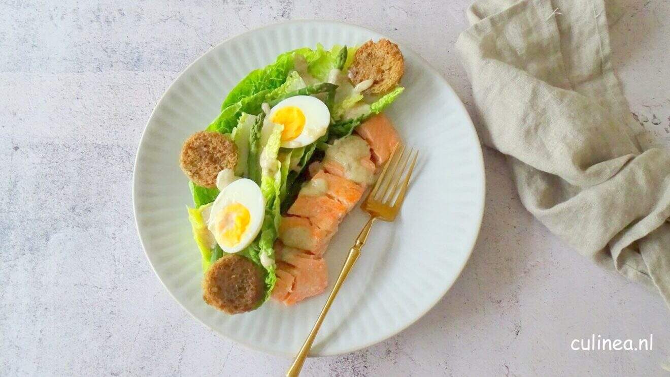 Caesar salade met gegrilde zalm