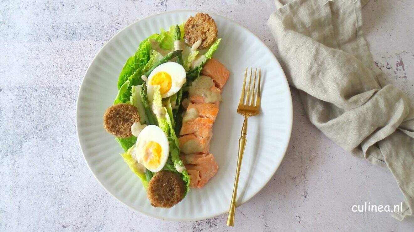 Caesar salade met gegrilde zalm