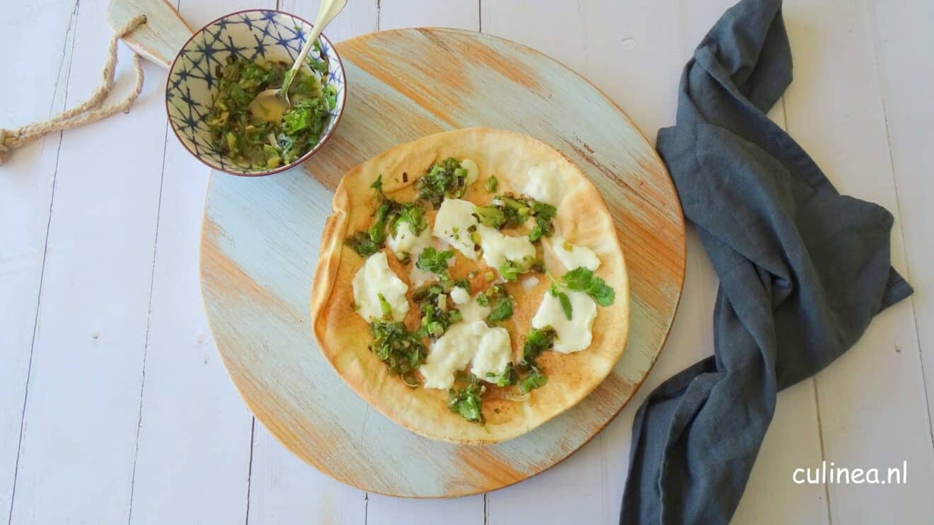 Flatbread met mozzarella en salsa