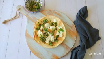 Flatbread met mozzarella en salsa