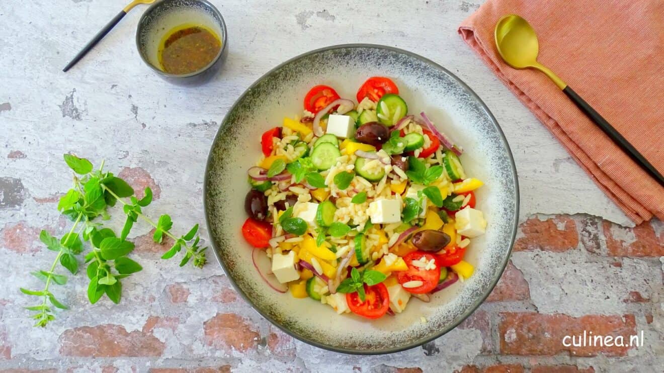 Griekse salade met orzo