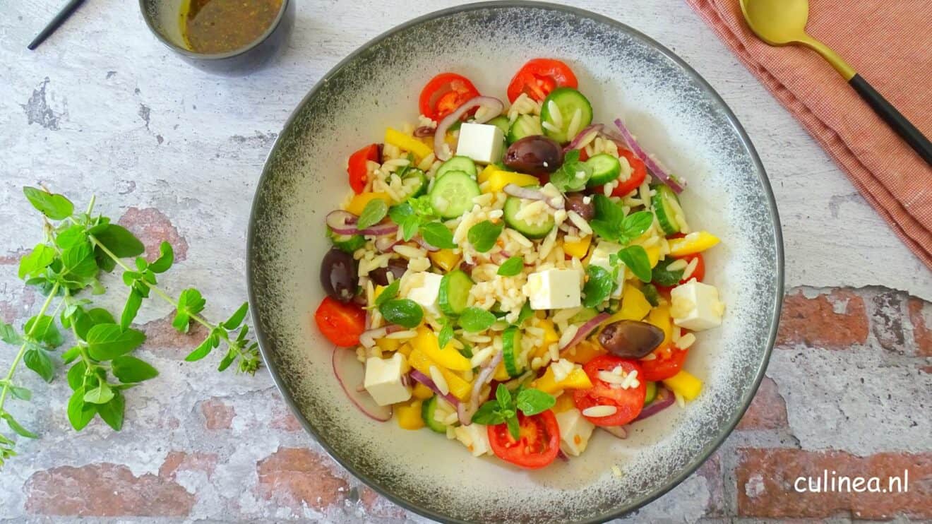 Griekse salade met orzo